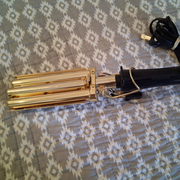 VIDAL SASSOON Gold Series Professional 3-Barrel Waver Crimper Model #VS184 - Picture 3 of 4